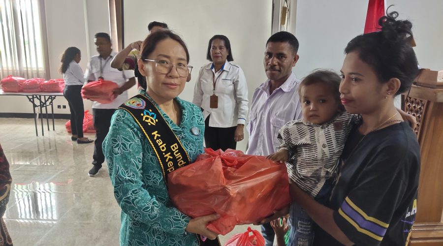 Penyerahan bantuan bahan pangan bergizi untuk keluarga risiko stunting